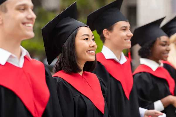 Grupo multiracial de graduados que têm cerimônia de formatura, close-up — Fotografia de Stock