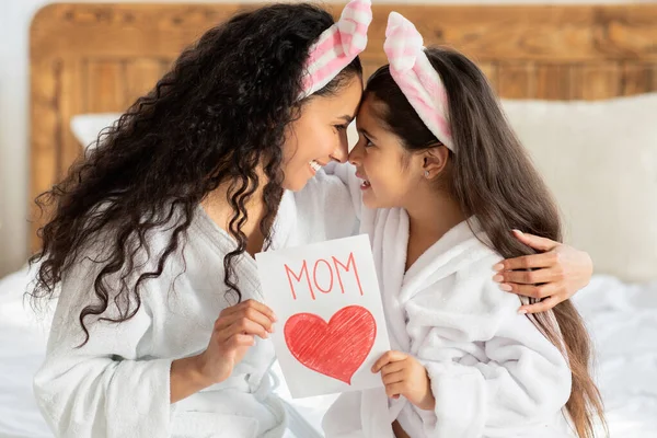 Madre e hija cariñosas en albornoces celebrando el día de la madre —  Fotos de Stock