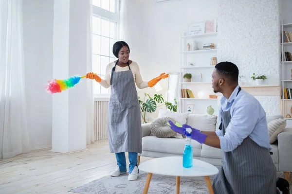 为家务活争吵不休.愤怒的黑人男女在打扫房间的时候争吵不休，抄袭空间 — 图库照片