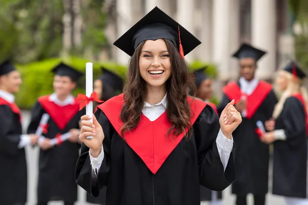 Emocional jovem estudante tendo festa de formatura, alegremente gritando — Fotografia de Stock