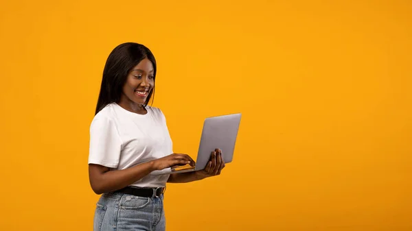 Boldog afro-amerikai nő használja a legújabb laptop — Stock Fotó