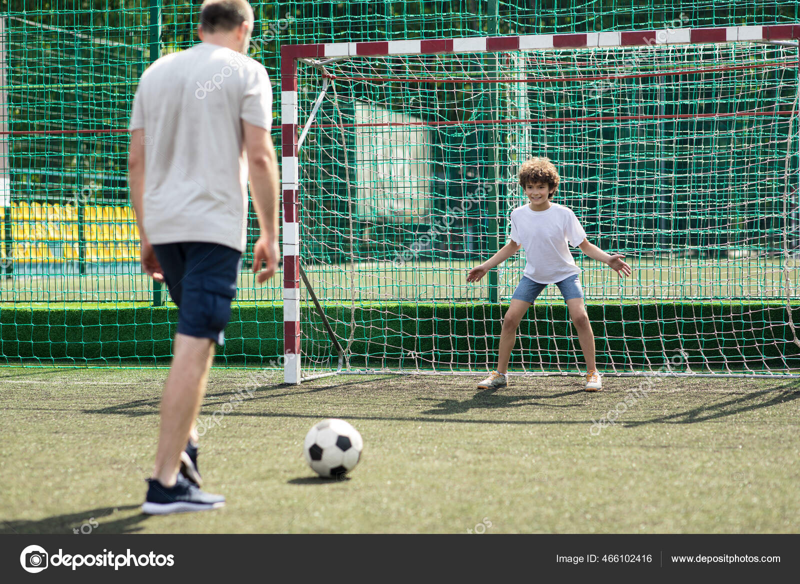 O Menino Do Jogador De Futebol Está Pisando Na Bola Na Sala Foto