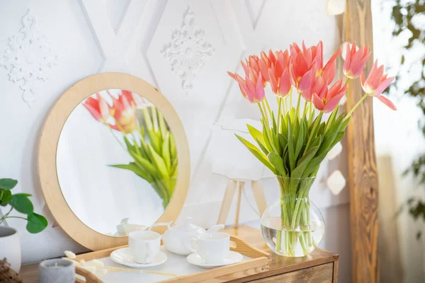 Decoración para el hogar con ramo de tulipanes de primavera en jarrón y juego de té en la mesa en el interior, espacio de copia —  Fotos de Stock