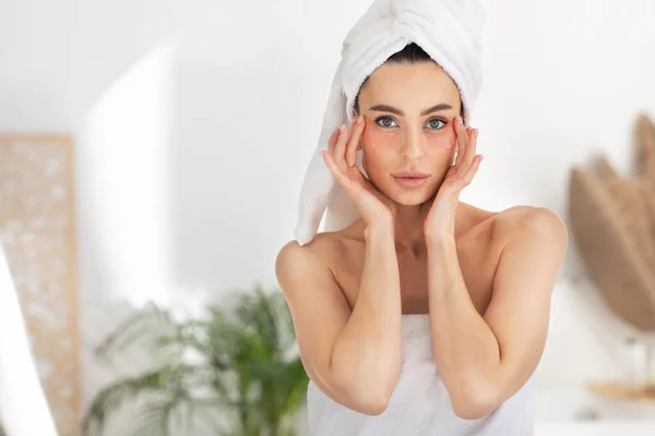 Cosmética moderna para cuidar la belleza, la cosmetología y el spa en casa por la mañana — Foto de Stock