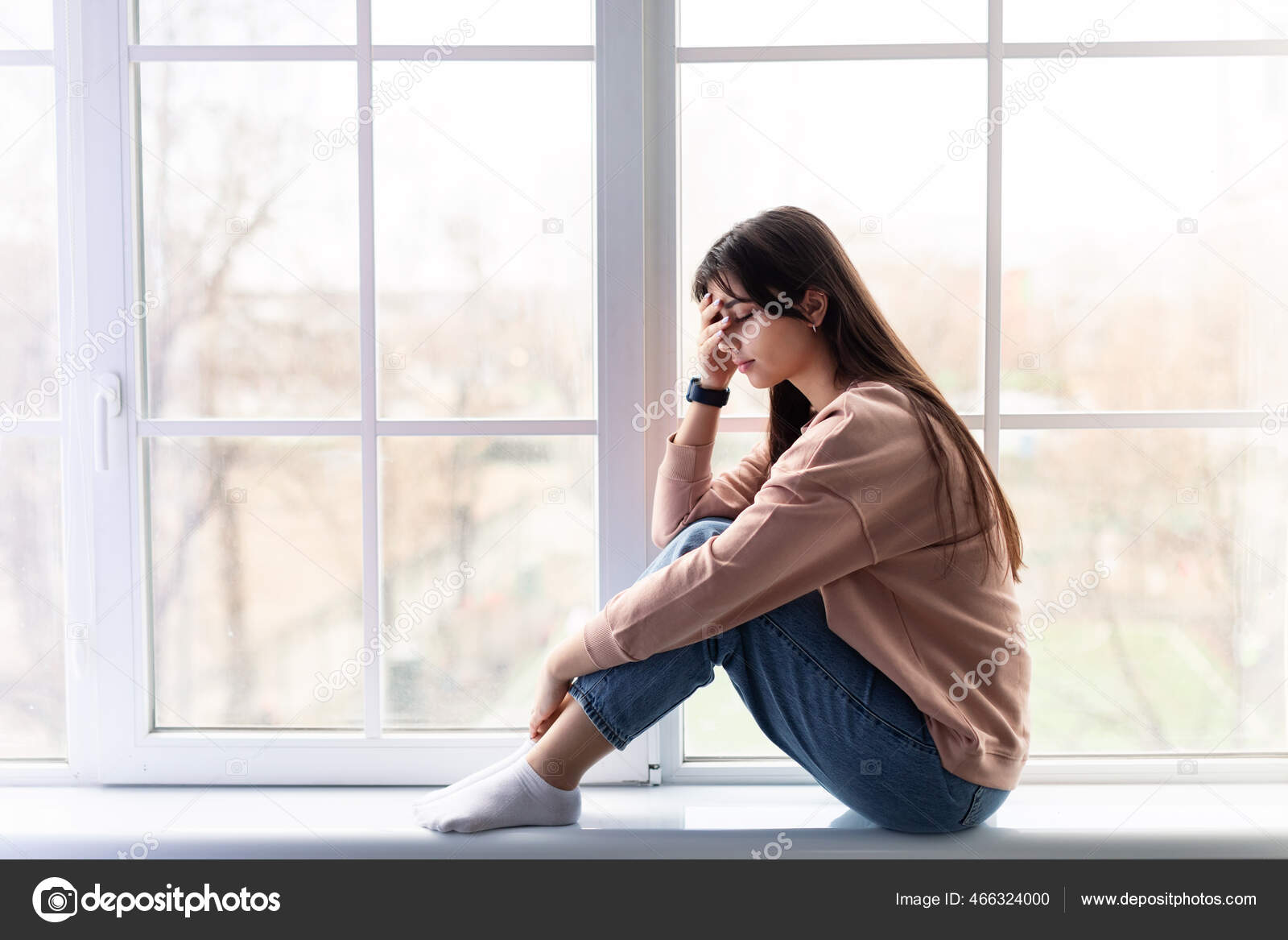 Perfil Bonito Assustado Da Mulher Que Olha Acima Na Obscuridade Vista  Comprimida Do Adolescente Cara Triste Através De Uma Janela Foto de Stock -  Imagem de abandonado, elevado: 140196454