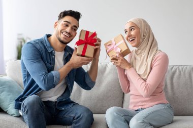 Heyecanlı Müslüman çift evlilik yıldönümünü kutluyor.