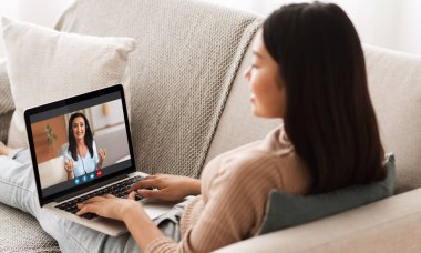 Çevrimiçi Öğretmenlik Konsepti. Genç Asyalı Kadın Özel Öğretmenle Sanal Ders Veriyor