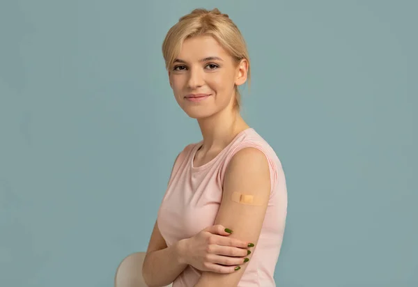 Ich habe meinen Covid-19-Impfstoff bekommen. Glückliche Frau zeigt geimpften Arm nach antiviraler Injektion zum Coronavirus-Schutz — Stockfoto