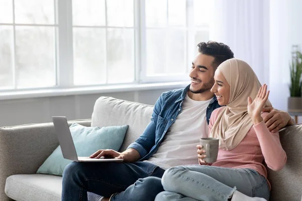 Homem e mulher felizes acenando na tela do laptop — Fotografia de Stock