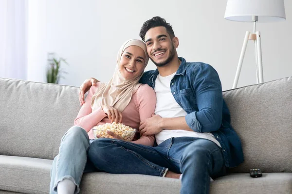 Felice famiglia musulmana guardando film o serie insieme a casa — Foto Stock