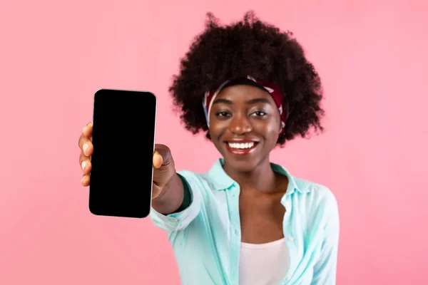 Negro Bushy Lady Mostrando pantalla del teléfono sobre fondo rosa — Foto de Stock