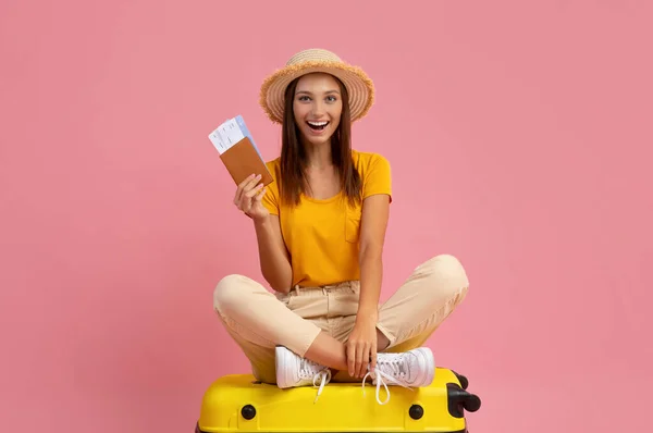 Donna eccitata posa su sfondo rosa studio, pronto per le vacanze — Foto Stock