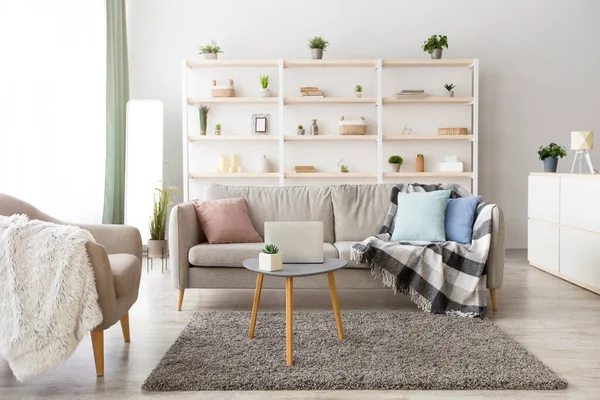 Interiér obývacího pokoje s komfortním designovým pracovištěm — Stock fotografie