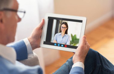 Yaşlı Adam Kızıyla Video Sohbeti İçin Evde Dijital Tablet Kullanıyor