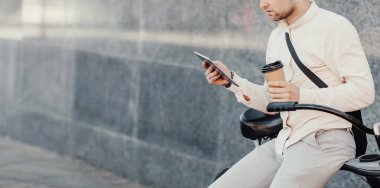 Aygıtla mola veren işadamı, çalışan veya yönetici