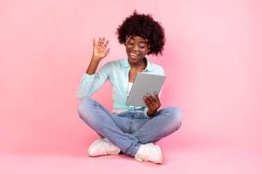 Pembe Arkaplan Üzerinde Dijital Tablet Kullanan Afrikalı Kadın Videosu