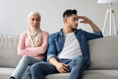 Orta doğulu karı ve koca evde kavga ettikleri için üzgün.