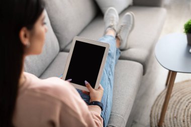 Boş ekranı olan dijital tablet kullanan kadın, maketi
