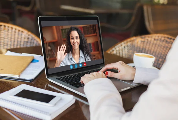 Online oktatás. Felismerhetetlen nő, akinek leckéje van női oktatóval videóhívással — Stock Fotó