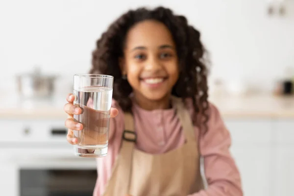 물 한 컵을 들고 있는 아프리카 계 미국인 곱슬머리 소녀 — 스톡 사진
