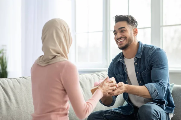 Handsome middle-eastern guy giving his girlfriend present — Stock Photo, Image