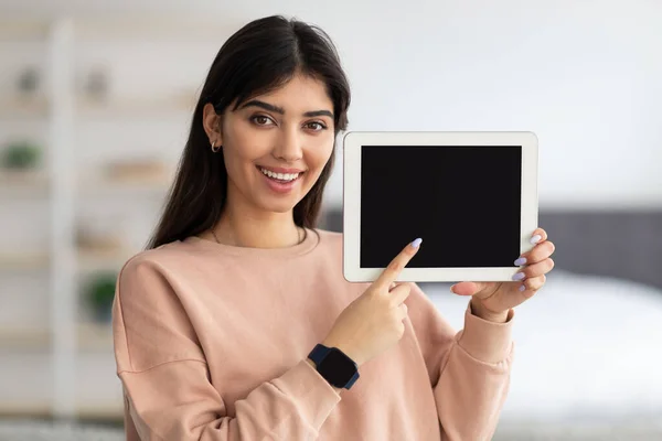 Model için boş tablet ekranı gösteren kadın — Stok fotoğraf