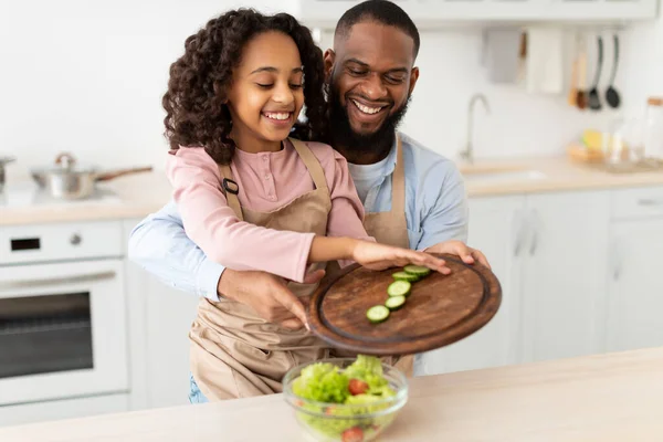 Joyeux afro père et fille cuisine salade ensemble — Photo