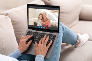 Aileyle İnternet Sohbeti İçin Tanımlanamayan Kadın Dizüstü bilgisayar Kullanıyor