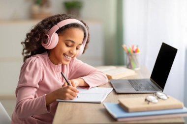 İHA kuryesi şehirde karton paketle uçuyor.