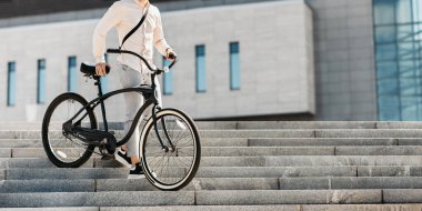 Modern yürüyüş, işe kısa yol ve şehirde ekolojik ulaşım.