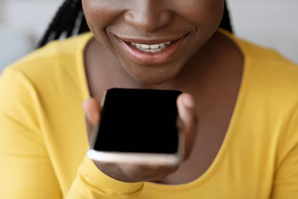 Concetto di ricerca vocale. Donna nera utilizzando l'app assistente personale su smartphone, primo piano — Foto Stock