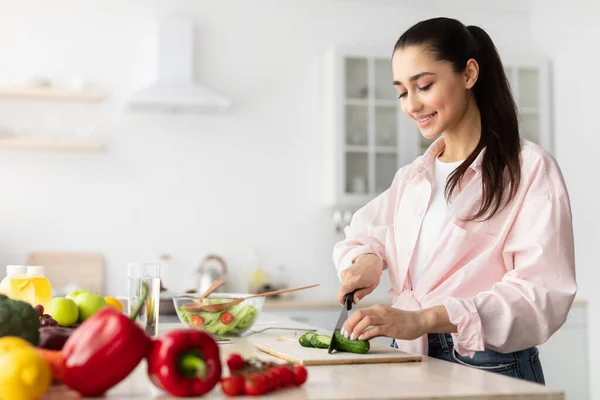 Portrait of smiling young woman cooking fresh salad — Stock Photo, Image