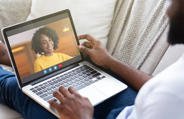 Oigenkännlig afroamerikansk kille som använder laptop för videosamtal med sin flickvän — Stockfoto