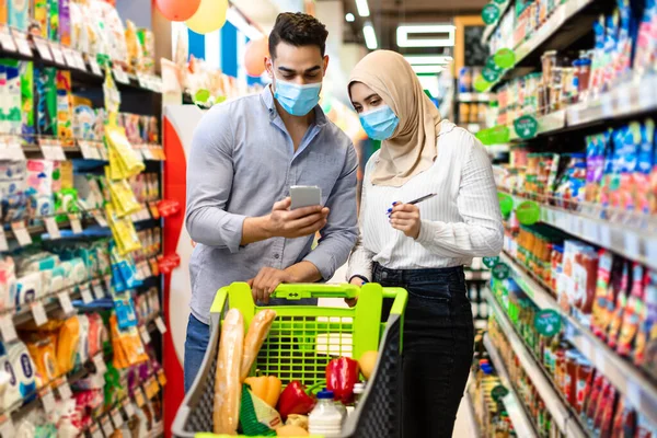 Muslim Family Using Smartphone Buying Food Groceries In Modern Supermarket — Stock Photo, Image