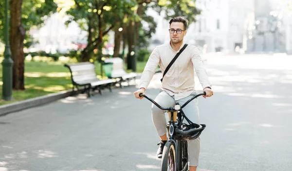 Weg naar kantoor in de stad straat in de ochtend, moderne werknemer en actieve gezonde levensstijl — Stockfoto