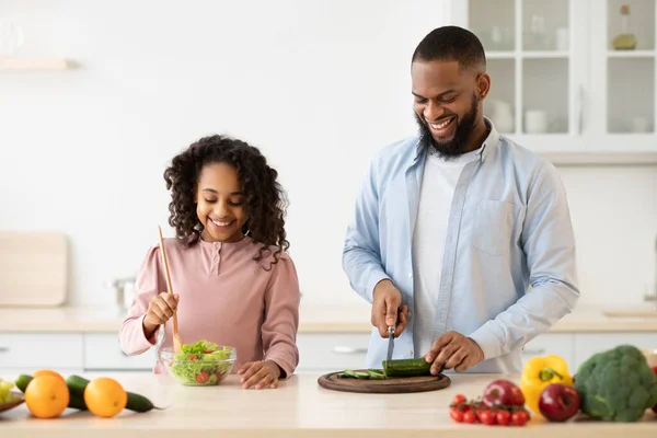 Afro-américain père et fille cuisine savoureuse salade fraîche — Photo