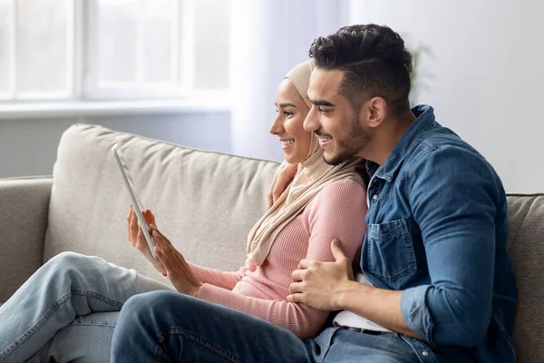 Oriente Médio homem e mulher olhando para tela tablet digital — Fotografia de Stock