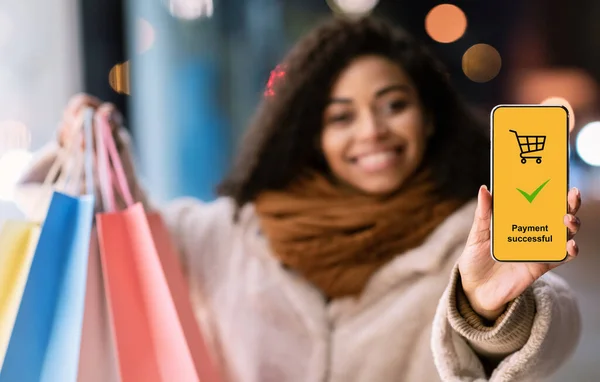 Szczęśliwy czarny kobieta pokazując smartfon z płatności pomyślny ekran — Zdjęcie stockowe