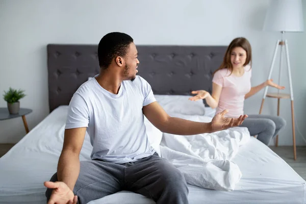 Genç, ırklar arası bir çift yatak odasında kavga ediyor. Öfkeliler, aile sorunlarıyla yüzleşiyorlar. Evlilik krizi, boşanma kavramı — Stok fotoğraf
