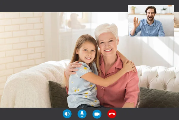 Skärmbild av glad ung man gör online videosamtal med familjen — Stockfoto