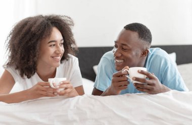 Sabah içkisi ve yatakta kahvaltı, covid-19 salgını sırasında evde kalmak.