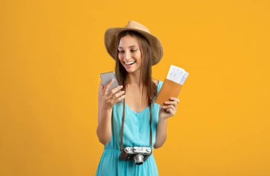 Akıllı telefon kullanan, yaz şapkalı bir kadın.