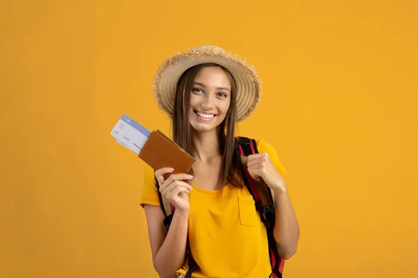 Allegro zaino in spalla donna con passaporto e biglietti aerei — Foto Stock