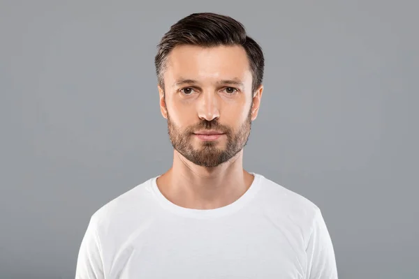 Портрет красивого бородатого чоловіка на сірому фоні — стокове фото