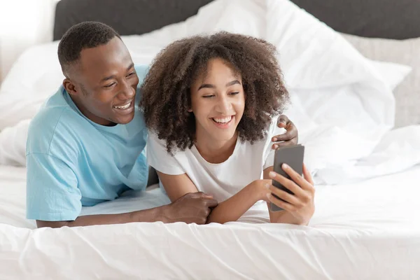 Μήνας του μέλιτος, αυτο-απομόνωση και online κλήση στην οικογένεια, νεαρό ζευγάρι στο κρεβάτι — Φωτογραφία Αρχείου