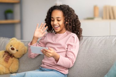 İHA kuryesi şehirde karton paketle uçuyor.