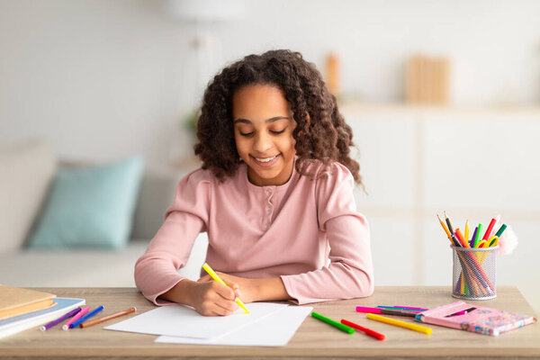 Курьер-беспилотник летит с пакетом в город