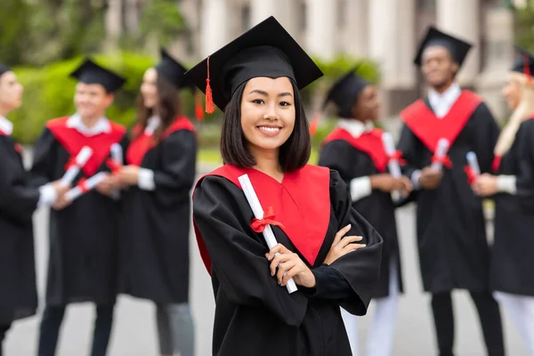 Feliz asiático señora estudiante teniendo graduación fiesta — Foto de Stock