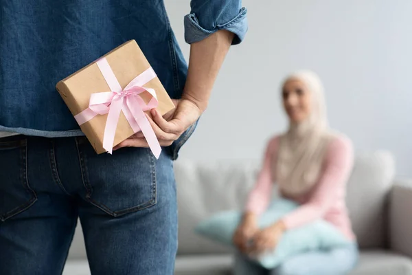 Gift box in unrecognizable man hand over waiting woman — Stock Photo, Image