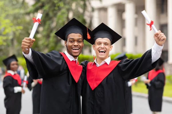 Gelukkige jongens studenten poseren samen naast de universiteit — Stockfoto